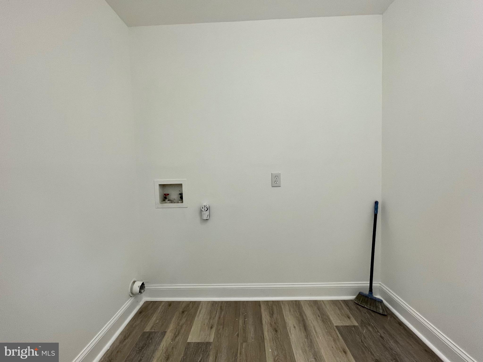 COLONIAL VILLAGE - Residential