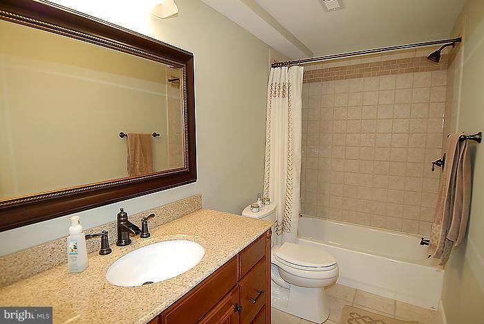 FREEZELAND MANOR - Residential