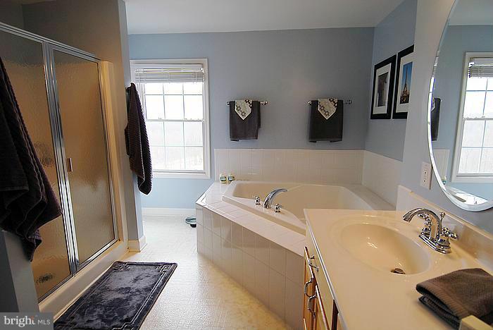 FREEZELAND MANOR - Residential