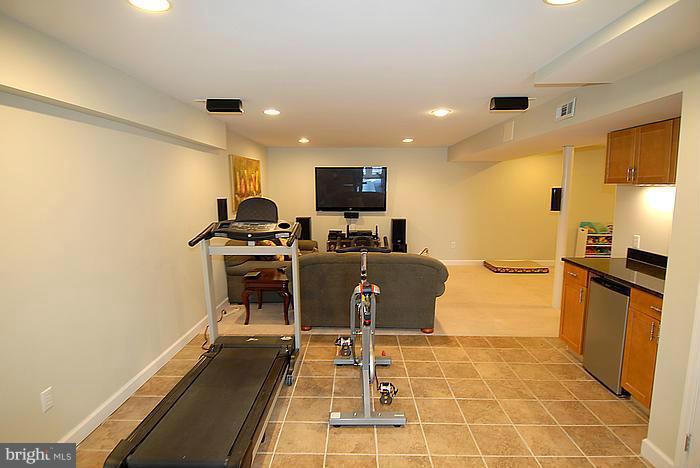 FREEZELAND MANOR - Residential