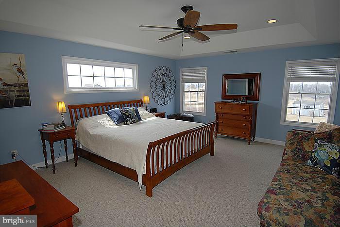 FREEZELAND MANOR - Residential