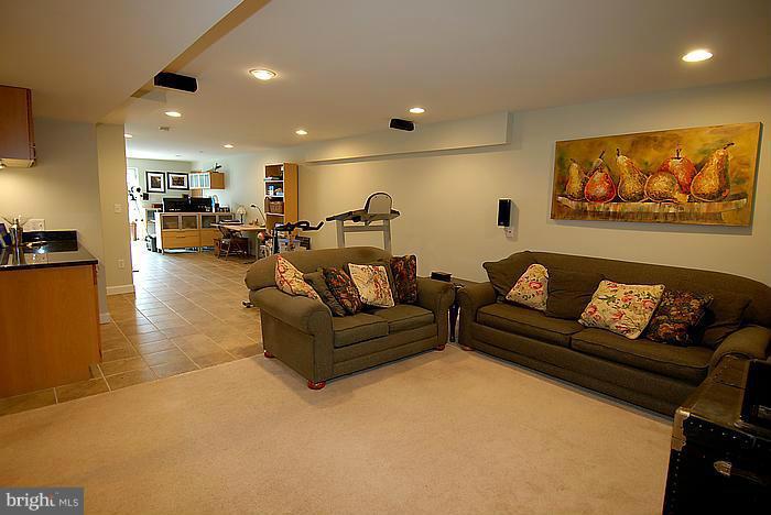 FREEZELAND MANOR - Residential