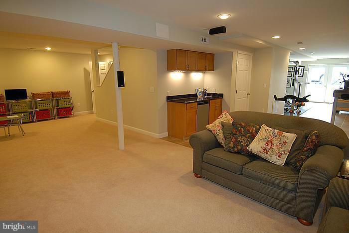 FREEZELAND MANOR - Residential