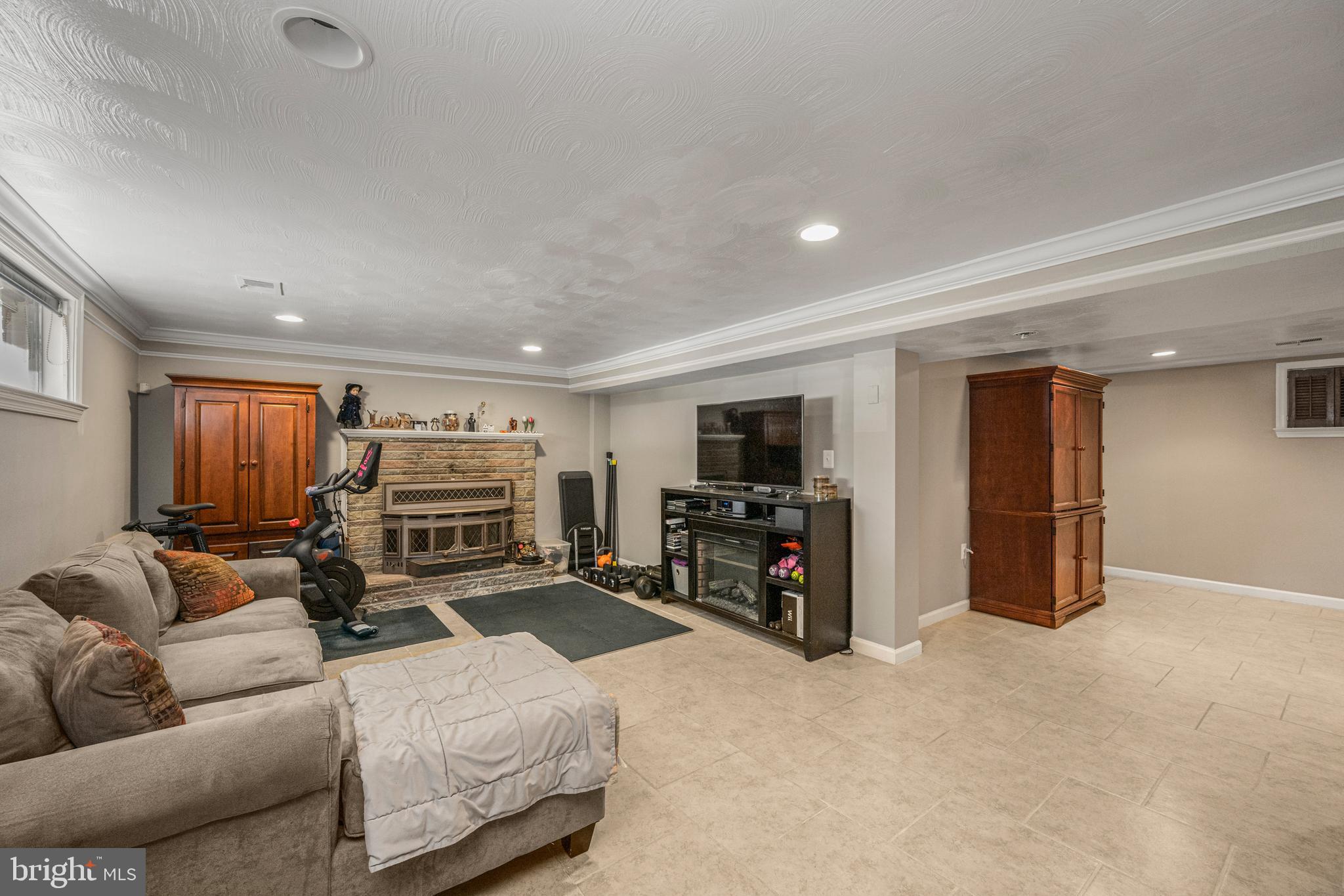 CRESTVIEW MANOR - Residential