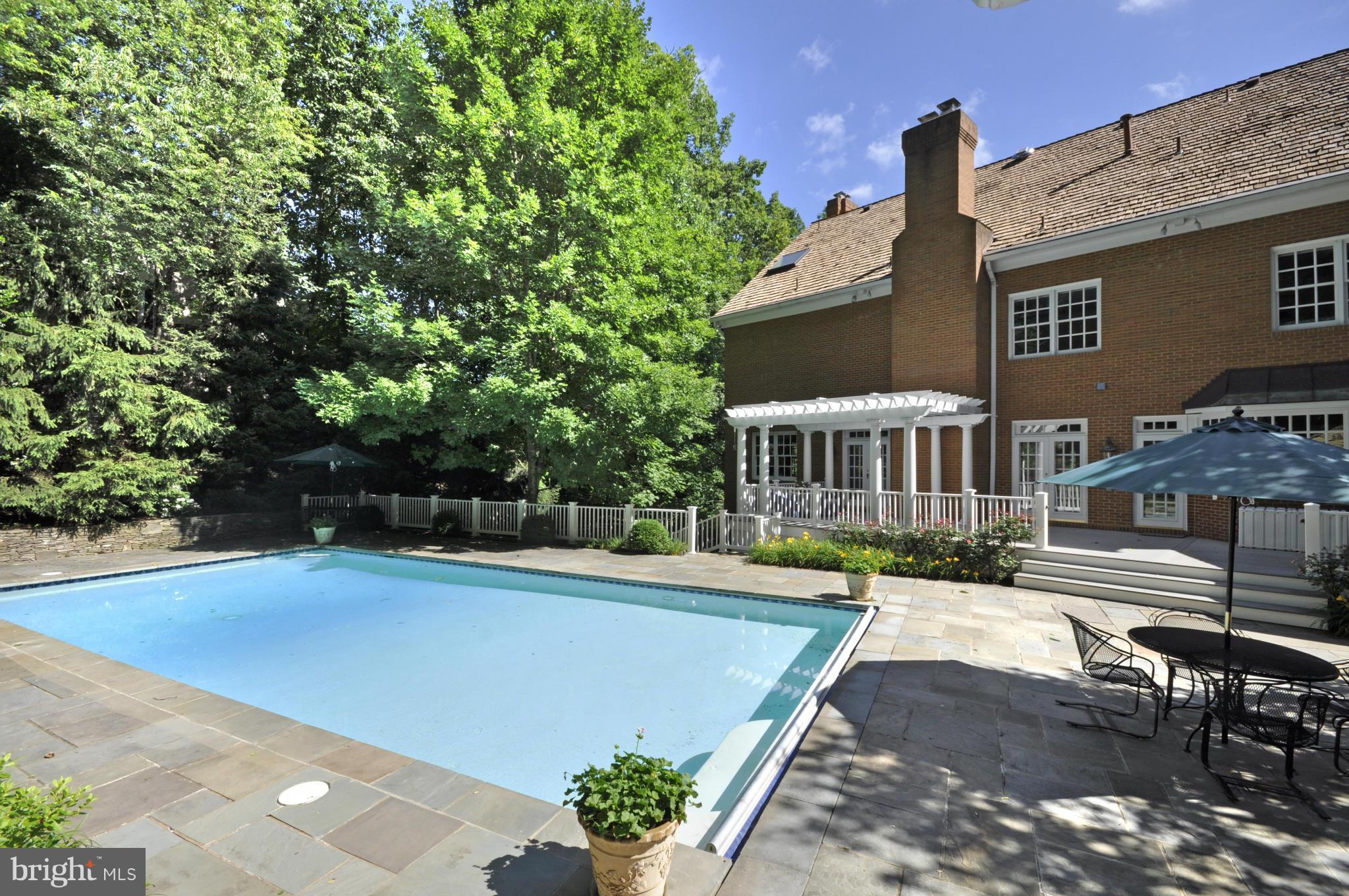 THE COURTS - Residential