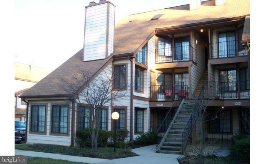 LEVEL ONE BEDROOM CONDO WITH A LOFT, OPEN FLOOR PLAN, BREAKFAST BAR, CEILINGS FANS, HIGH CEILINGS, W/W CARPET, WASHER & DRYER, FRESH PAINT, RESERVED PARKING, SLIDING DOOR TO BALCONY, 2 PRIVATE ENTRANCES, CLOSE TO SHOPPING, PARKS, WALKING TRAILS AND POND.EASY AND FAST APPLICATION PROCESS.