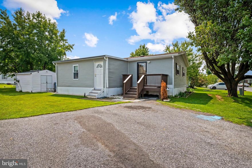 OPEN HOUSE - 08/31 - 1-2:30PM. 

Don’t miss this opportunity to miss this spacious mobile home. This isn’t just a regular mobile home, come and see it for yourself. Three bedrooms and two full bathrooms, spacious living room and Kitchen. Floors , the bathrooms and the kitchen appliances were recently updated in 2021.