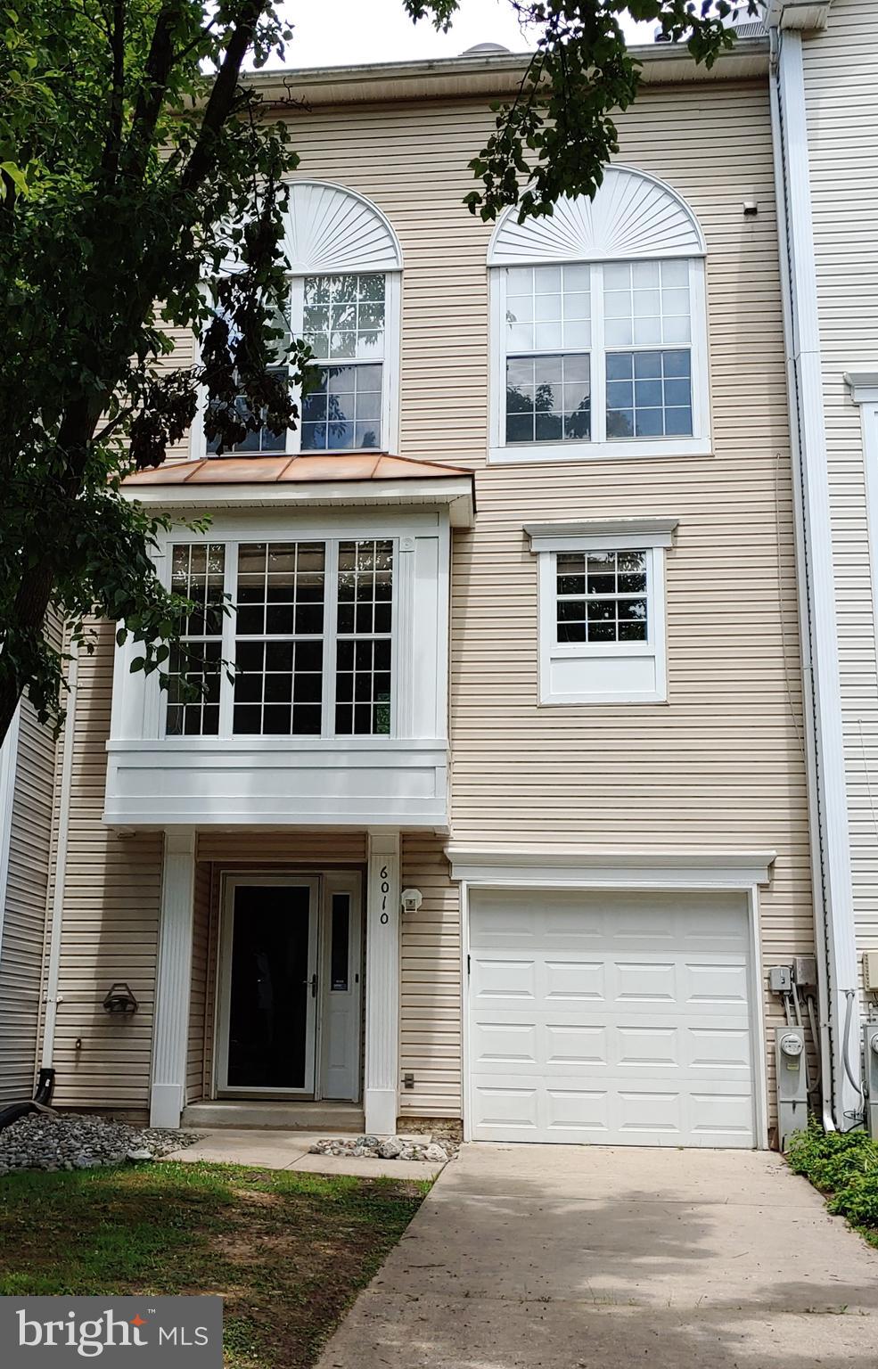 IMPRESSIVE 4 BR 3.5 BATH TOWNHOME W/ FENCED REAR YARD, 2 LEVEL DECK**PREFER NO SMOKING & NO PETS, WILL CONSIDER CASE BY CASE THOUGH**