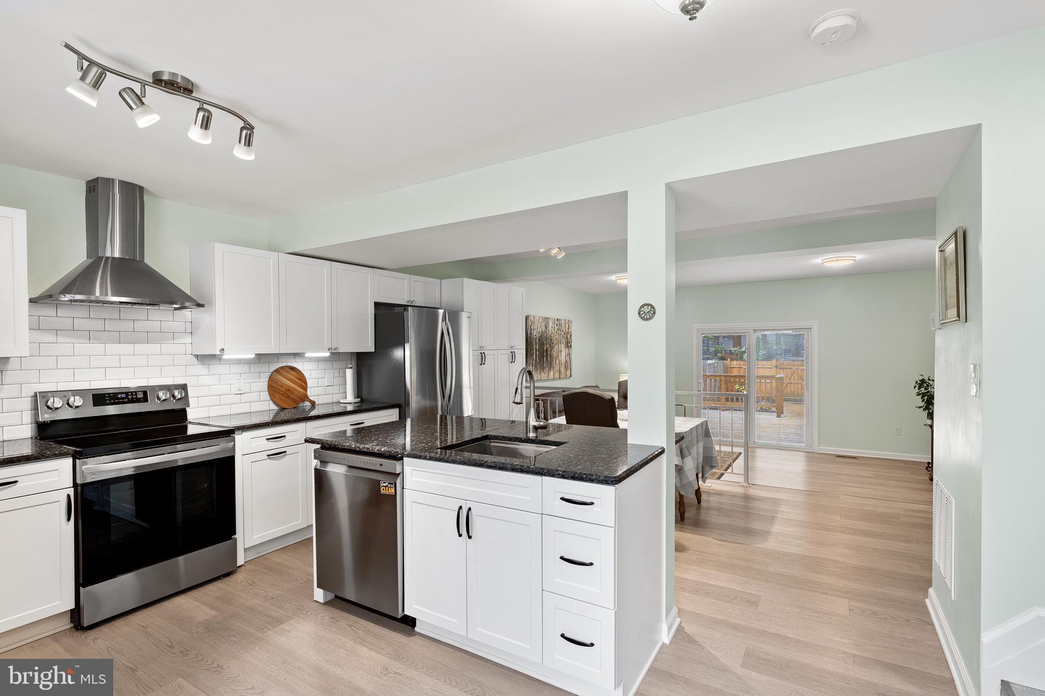 421 KNOTTWOOD COURT