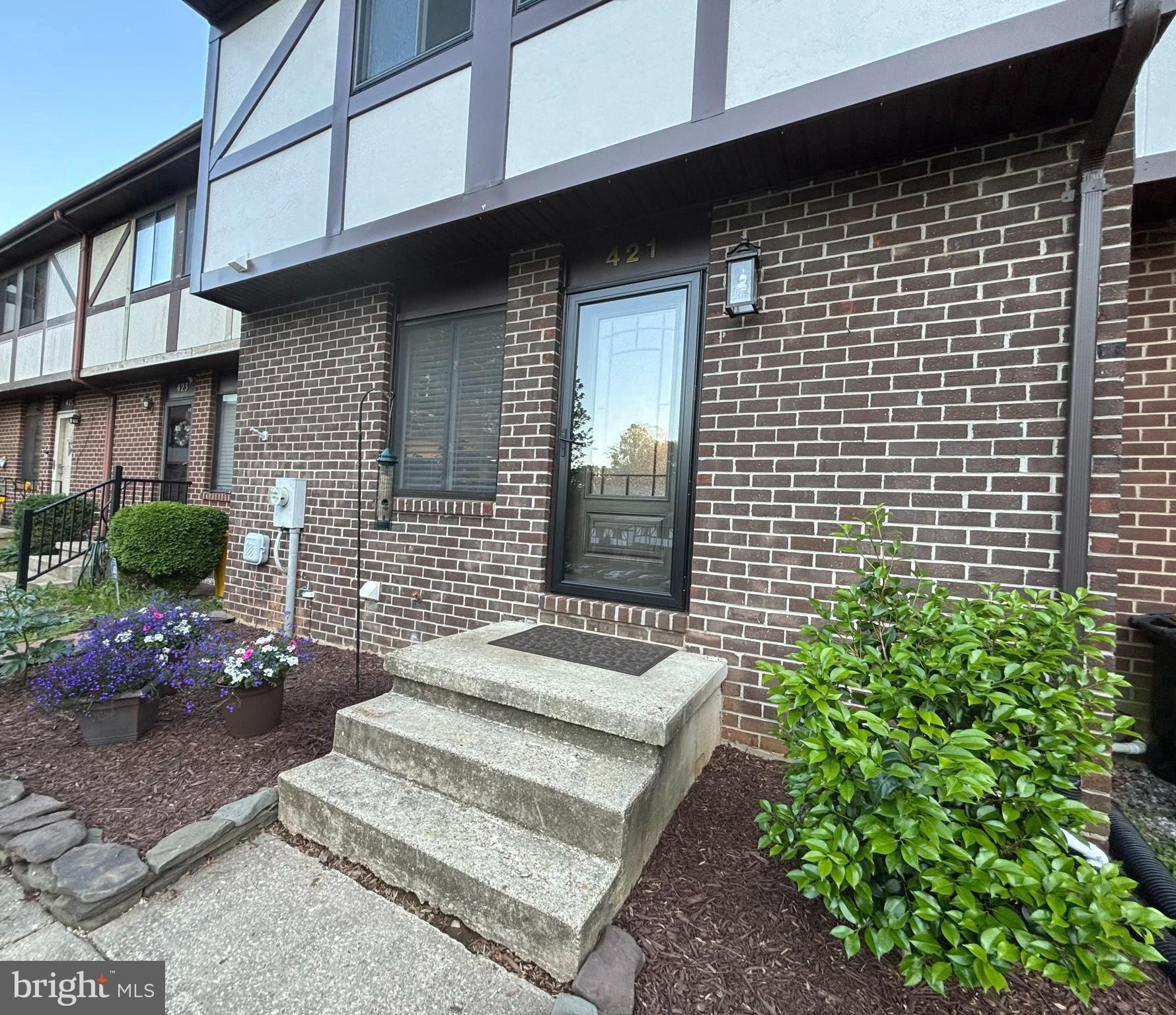 421 KNOTTWOOD COURT