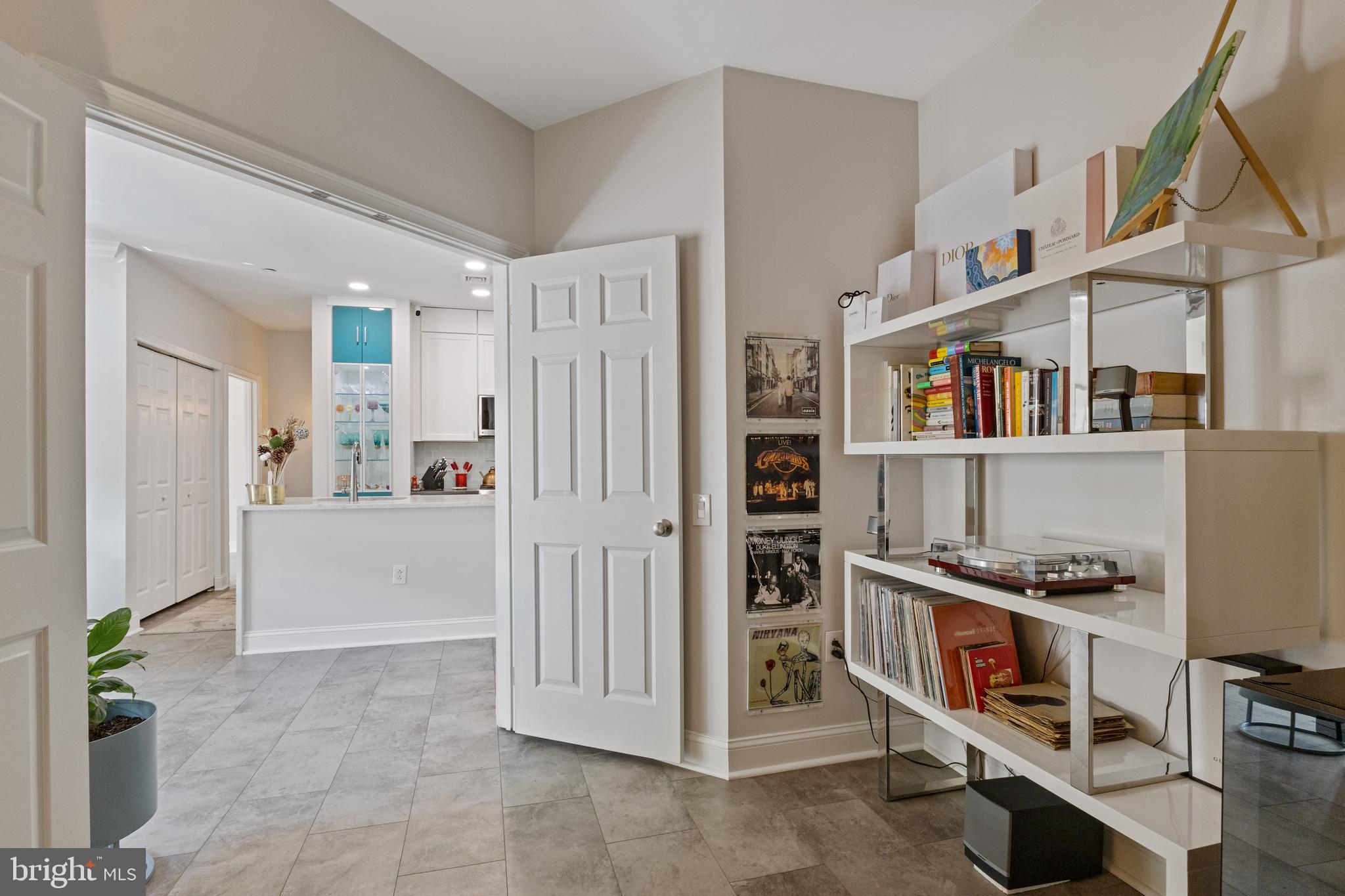 NAVAL SQUARE - Residential