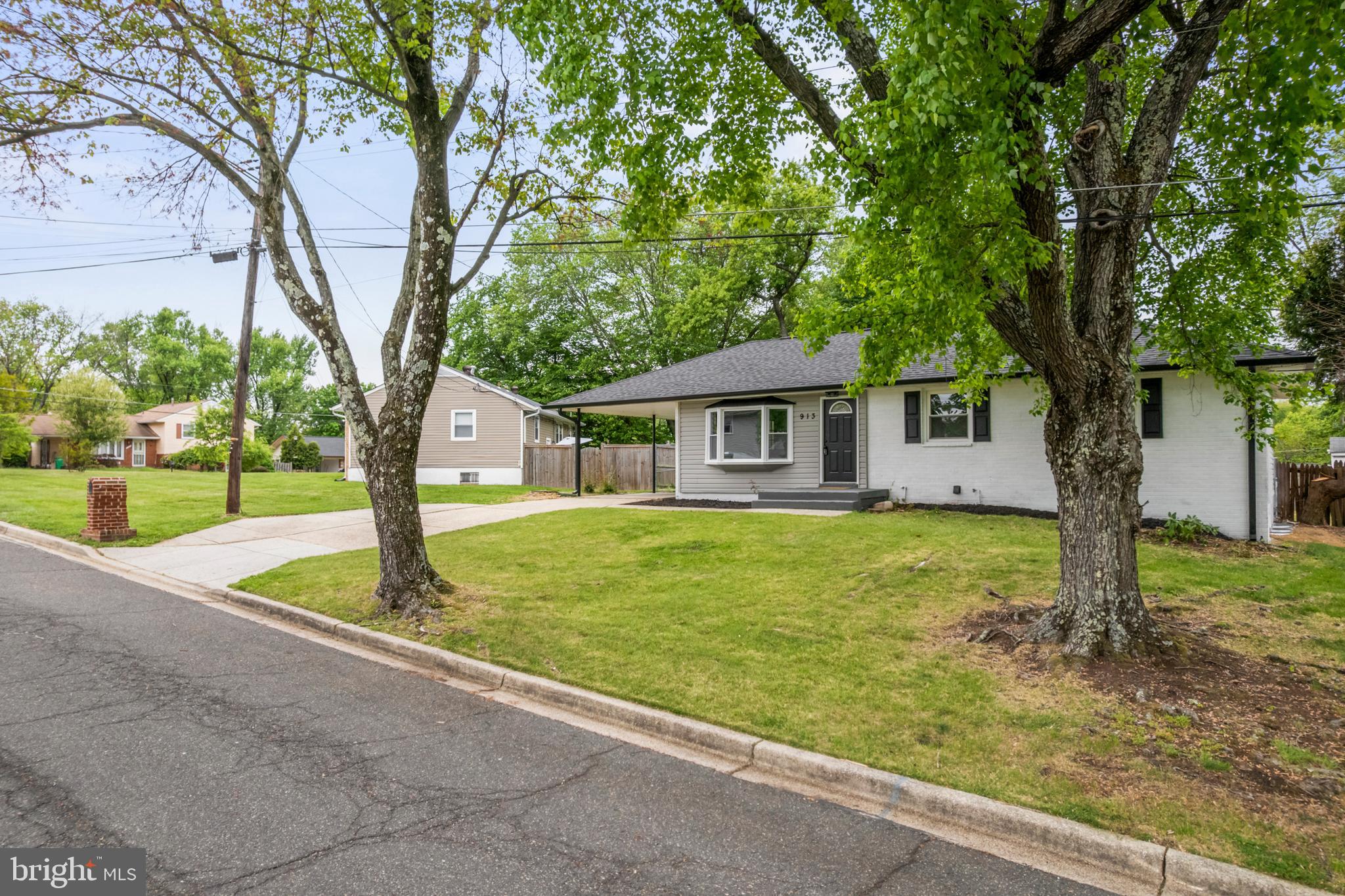 913 APPLEWOOD STREET