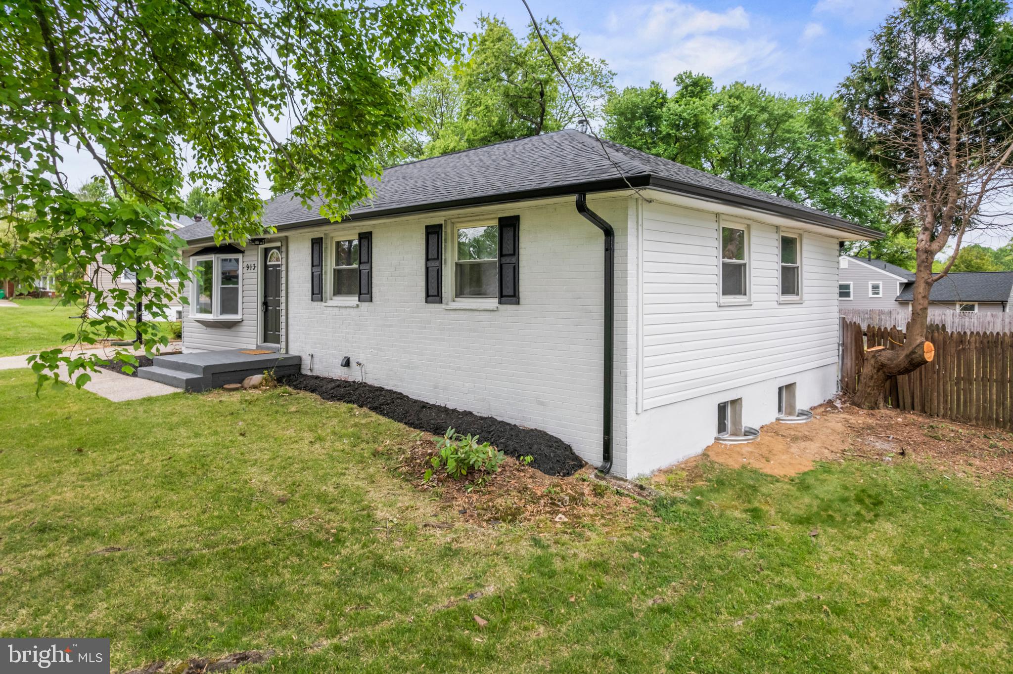 913 APPLEWOOD STREET