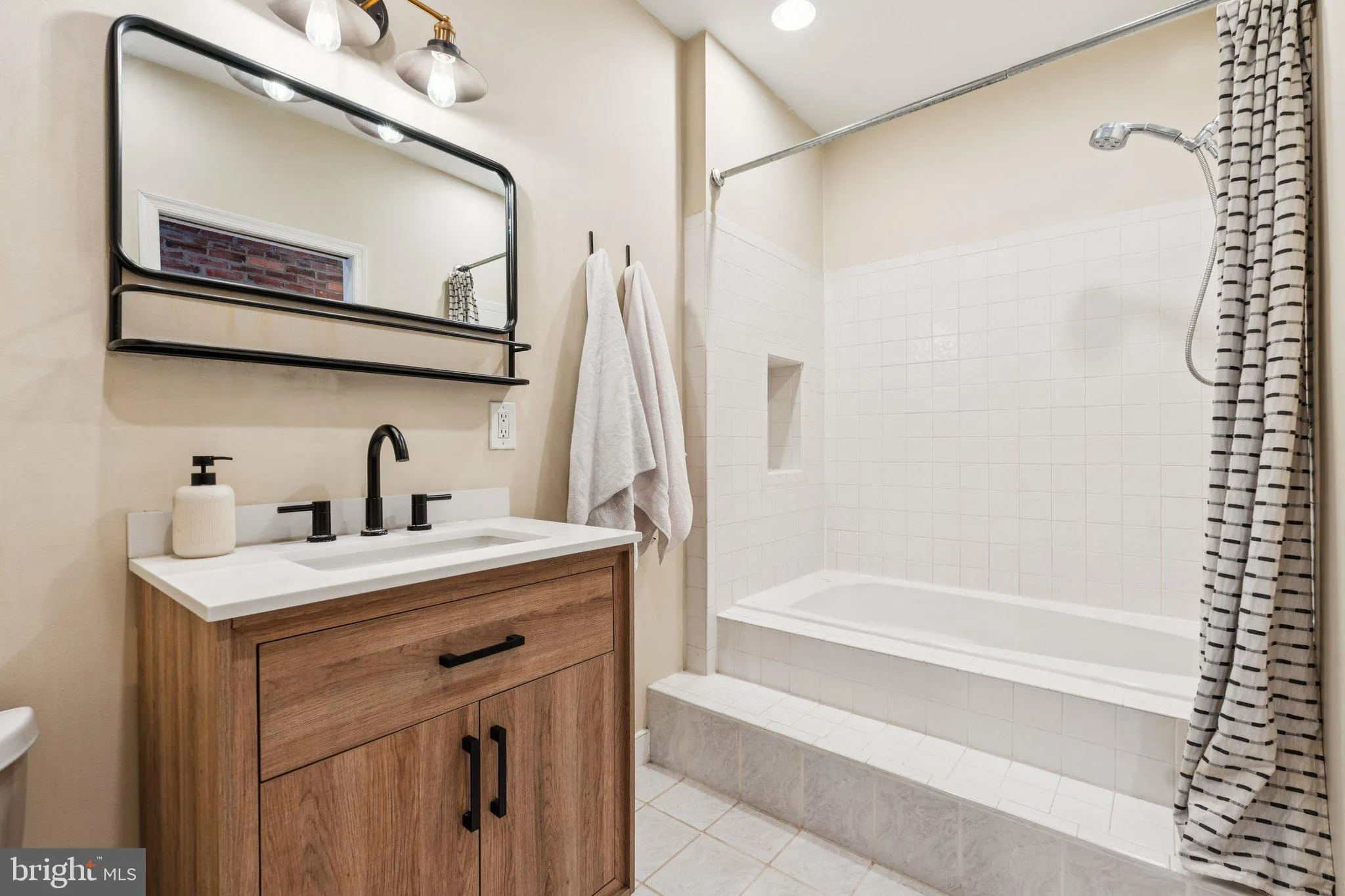 Baltimore, Maryland 21224, United States, 2 Bedrooms Bedrooms, ,1 BathroomBathrooms,Residential,Pending,181310