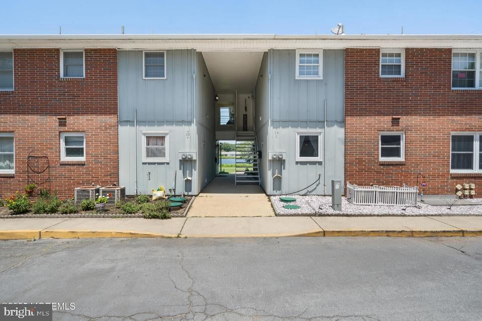 39 E CAMBRIDGE COURT