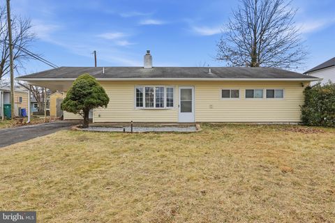 8 STARLIGHT LANE LEVITTOWN PA 19055