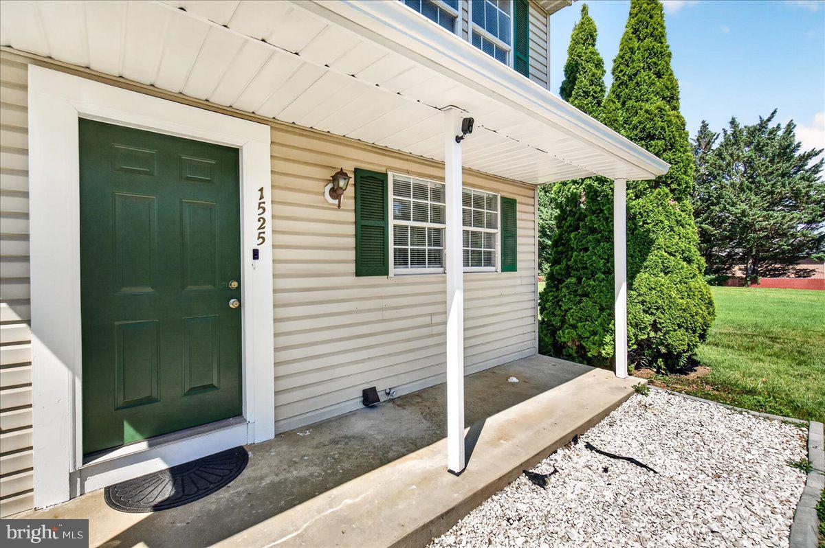 1525 IRIS COURT
