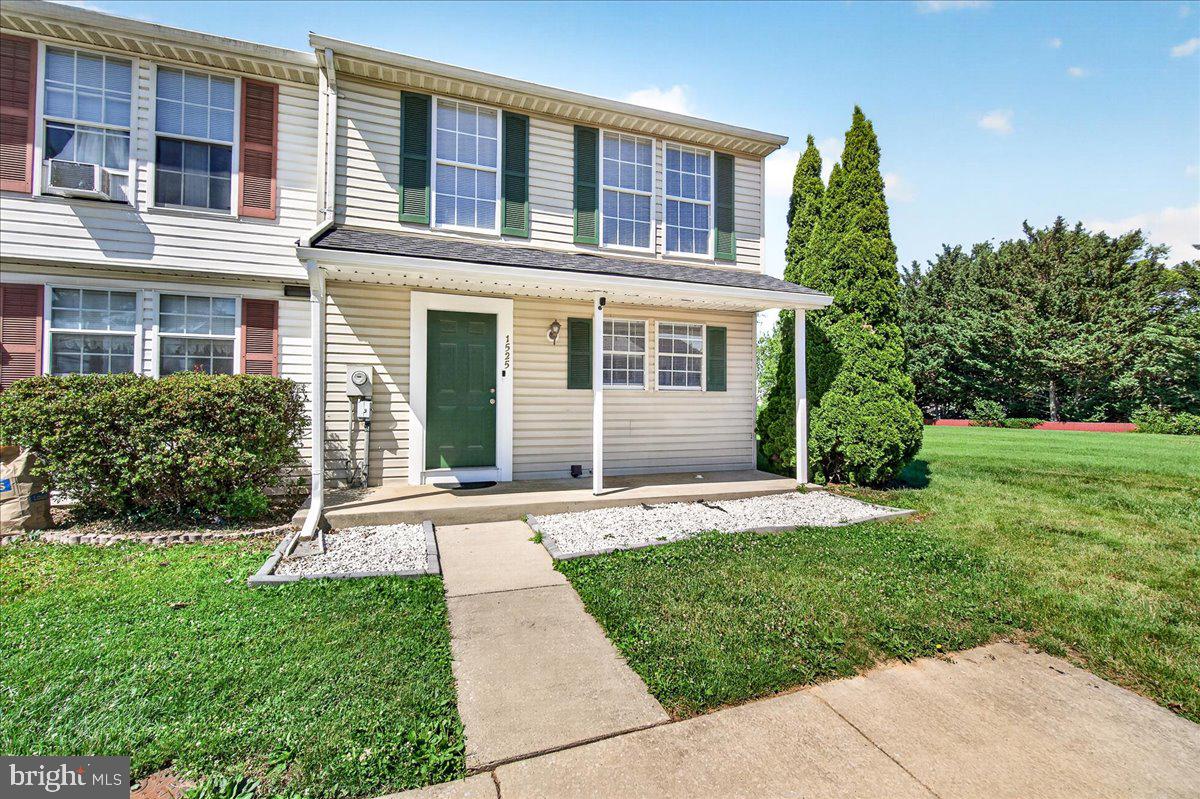 1525 IRIS COURT