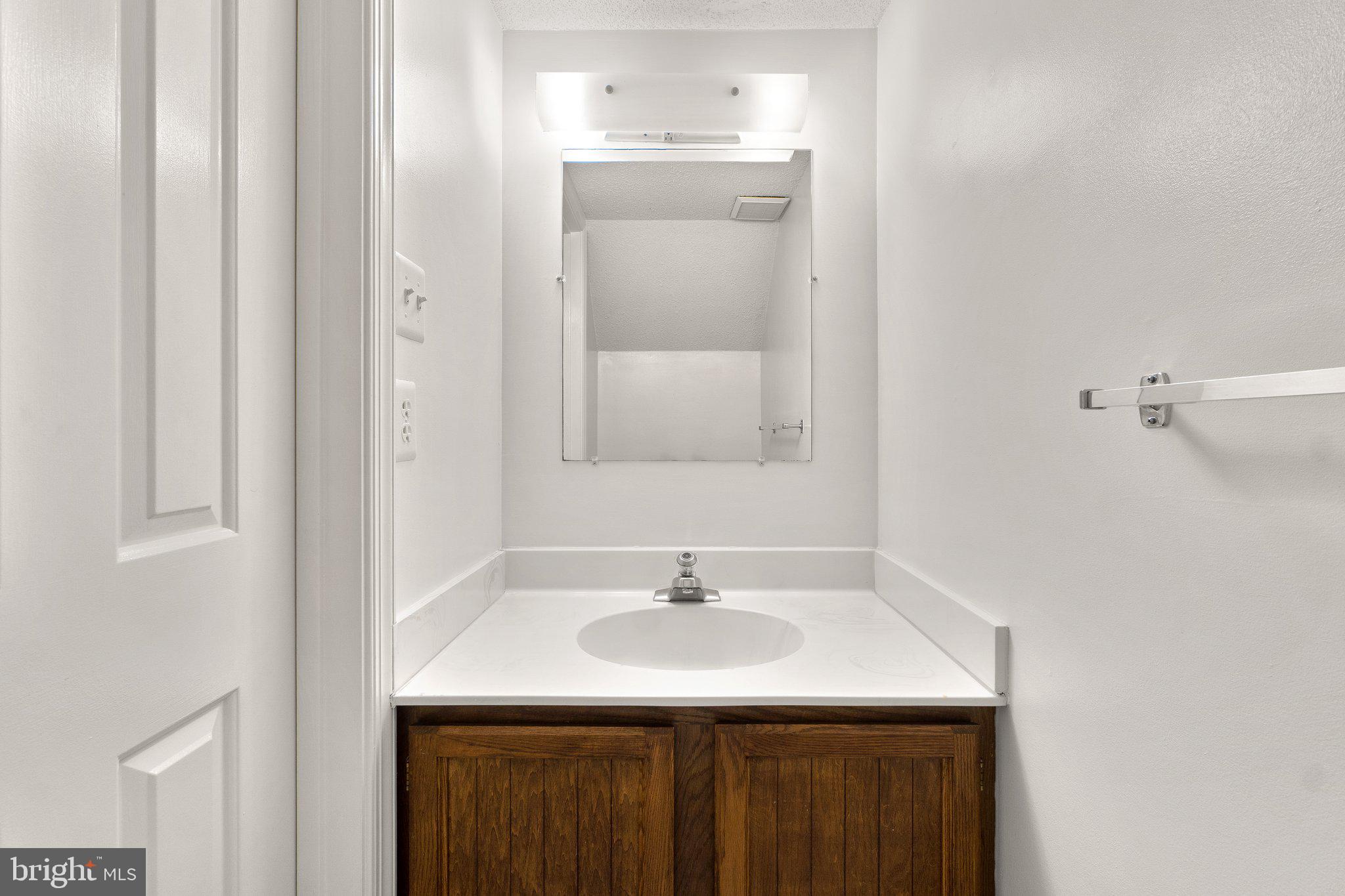 DUMONT OAKS - Residential Lease