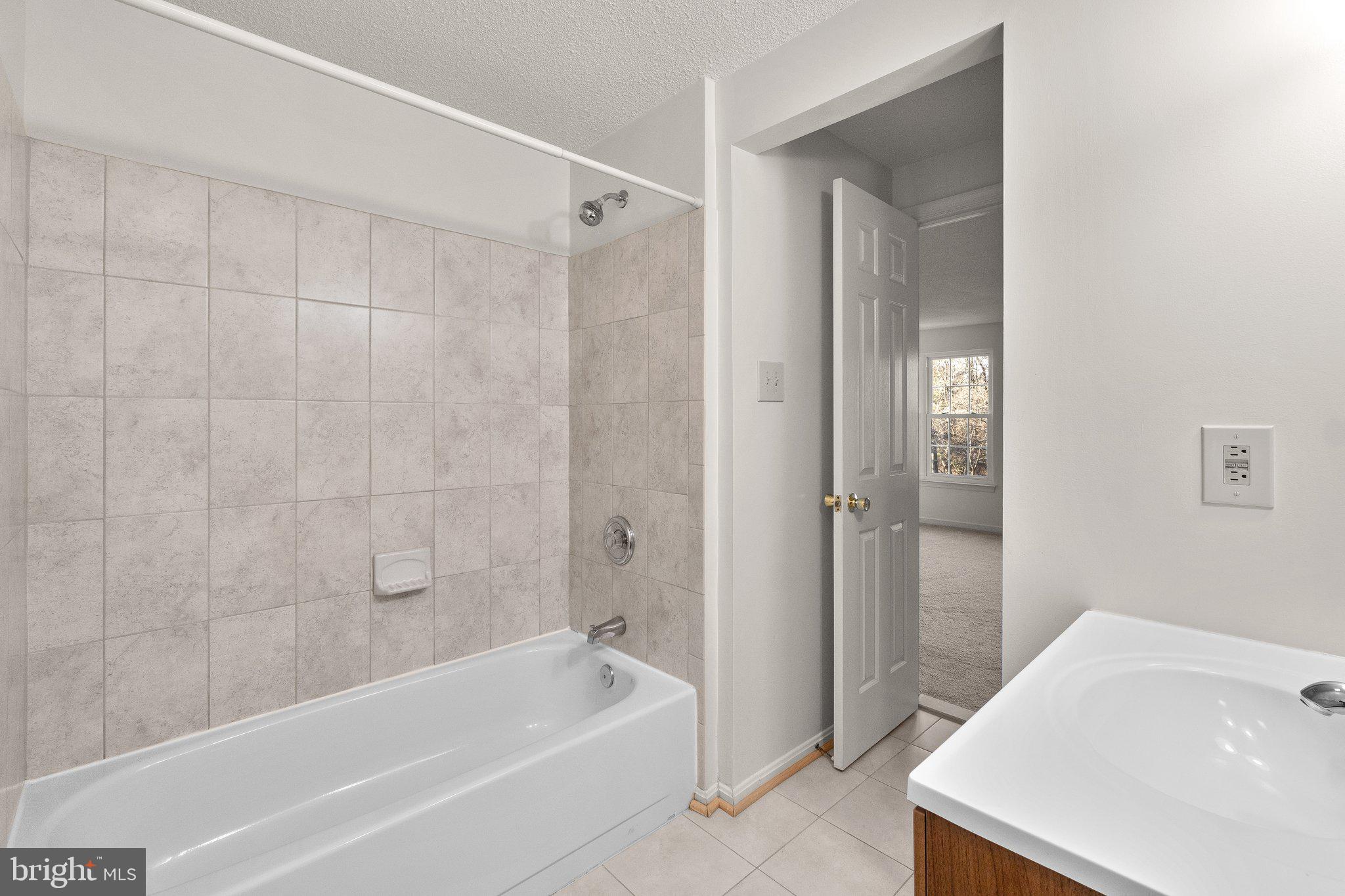 DUMONT OAKS - Residential Lease