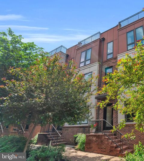 Photo of 423 Nottoway Walk, ALEXANDRIA, VA 22304 (MLS # VAAX2060306)