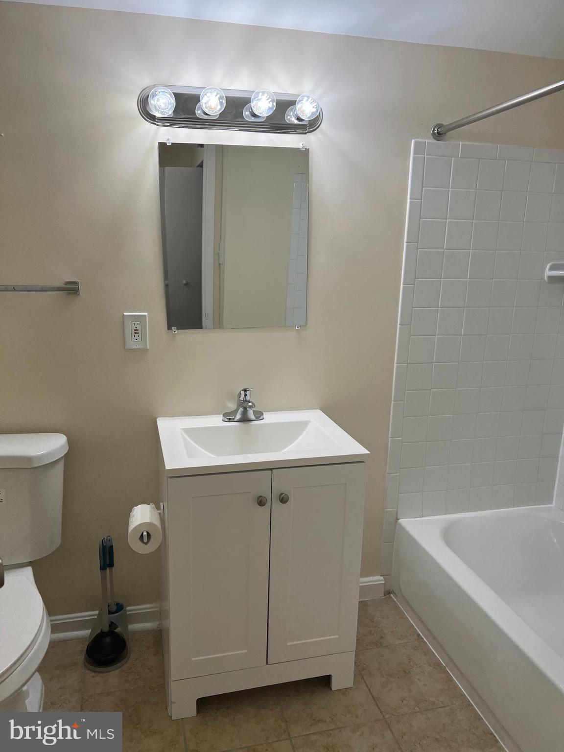 TREETOP CONDO - Residential Lease