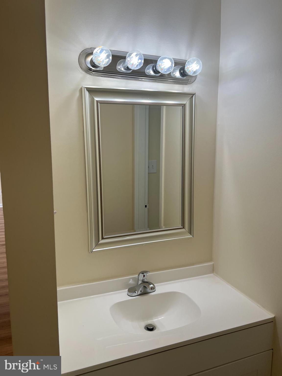 TREETOP CONDO - Residential Lease