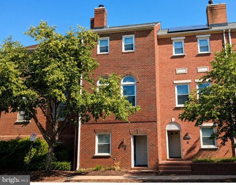 Townhouse For Rent - 2329 9th Street<br/> ARLINGTON, VA 22204