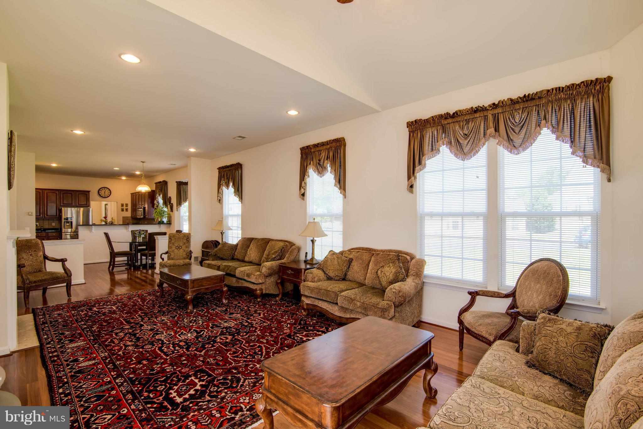 FOUR SEASONS - Residential