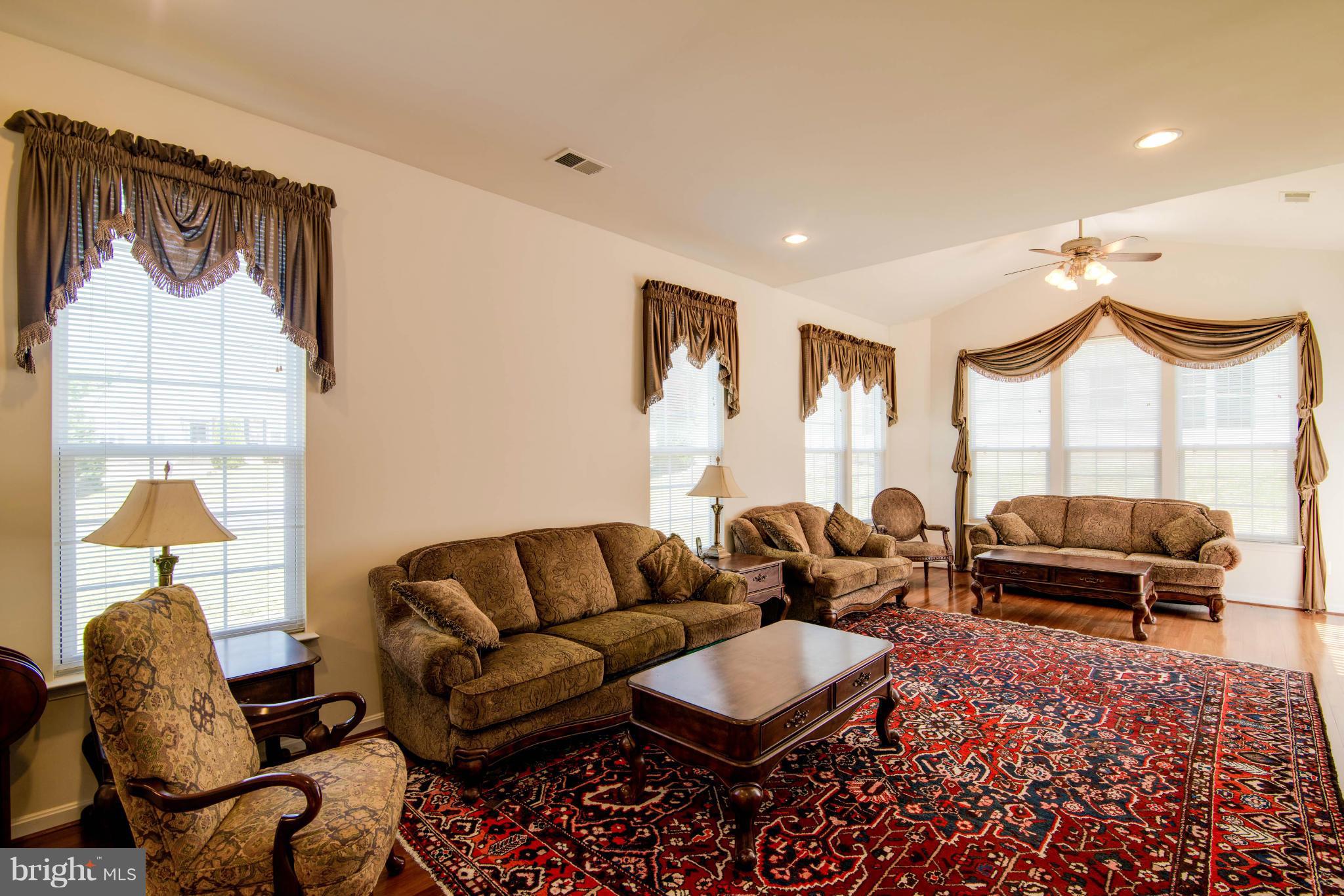 FOUR SEASONS - Residential