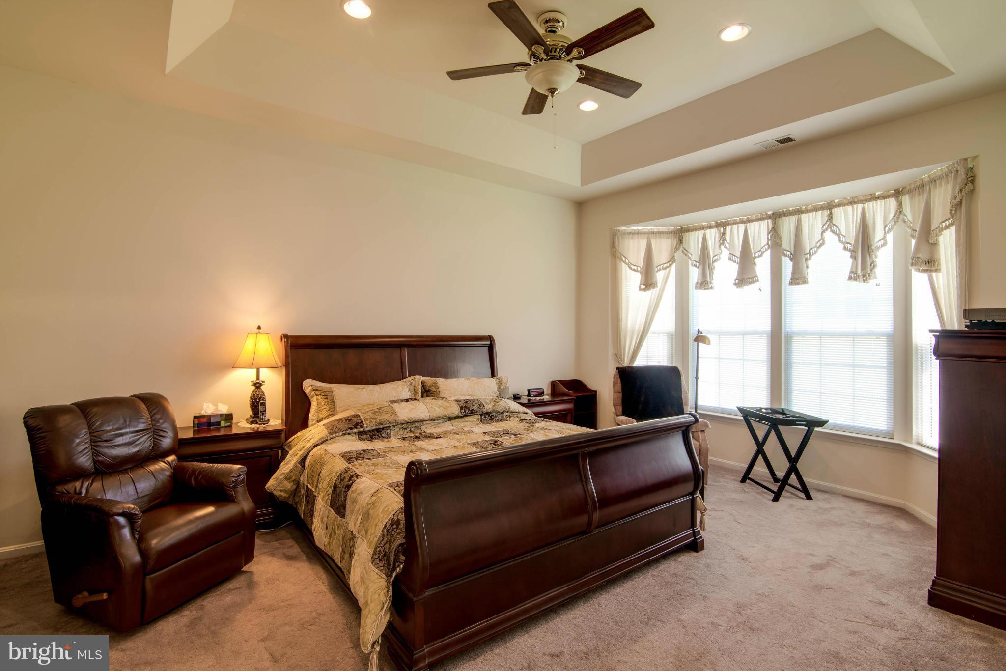 FOUR SEASONS - Residential