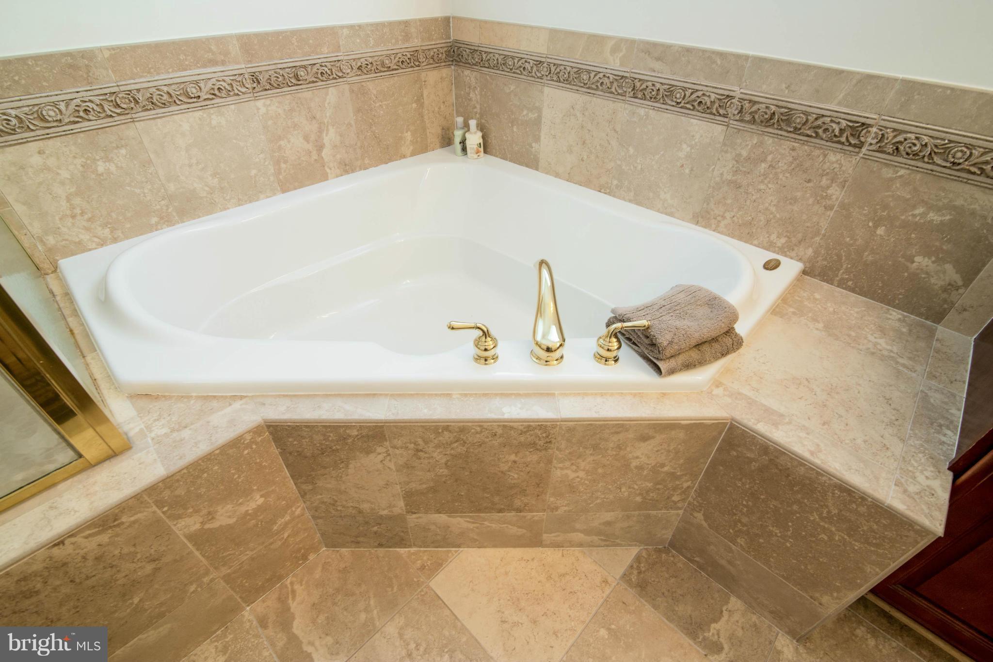 FOUR SEASONS - Residential