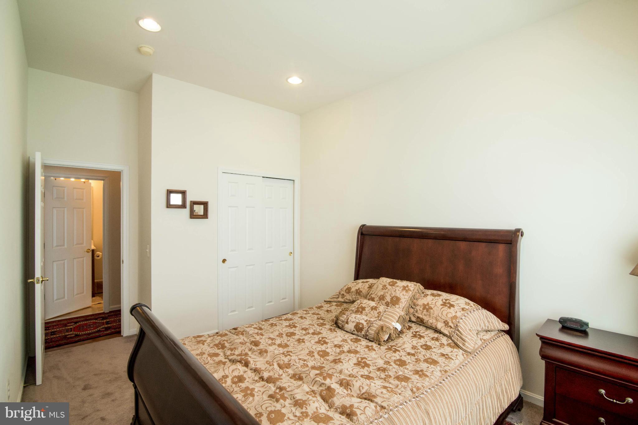 FOUR SEASONS - Residential