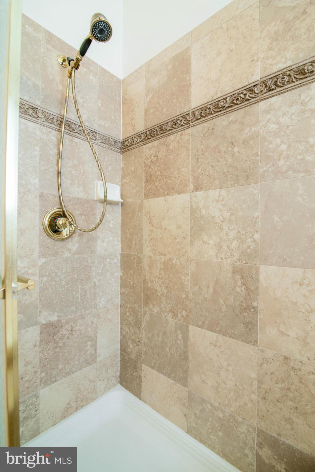 FOUR SEASONS - Residential