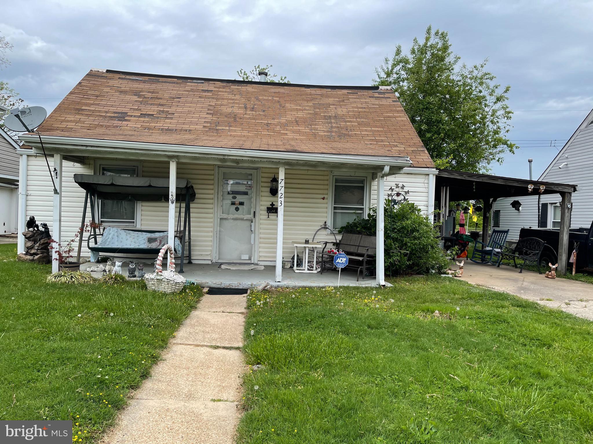 WATER FRONT WITH BEAUTIFUL WATER VIEWS. House needs work. Value is in the land. Bring an offer! Professional short sale company negotiating the sale. $2500 loss mitigation fee to the buyer.