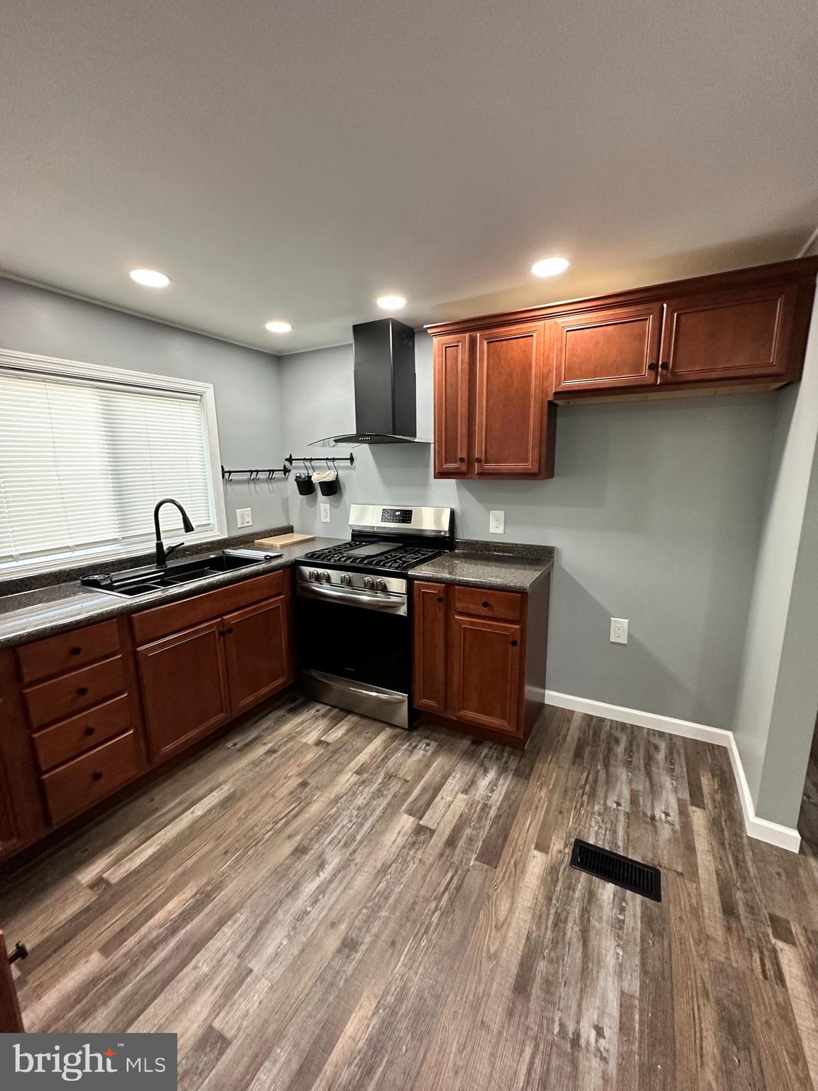 COUNTRY MANOR WEST - Residential