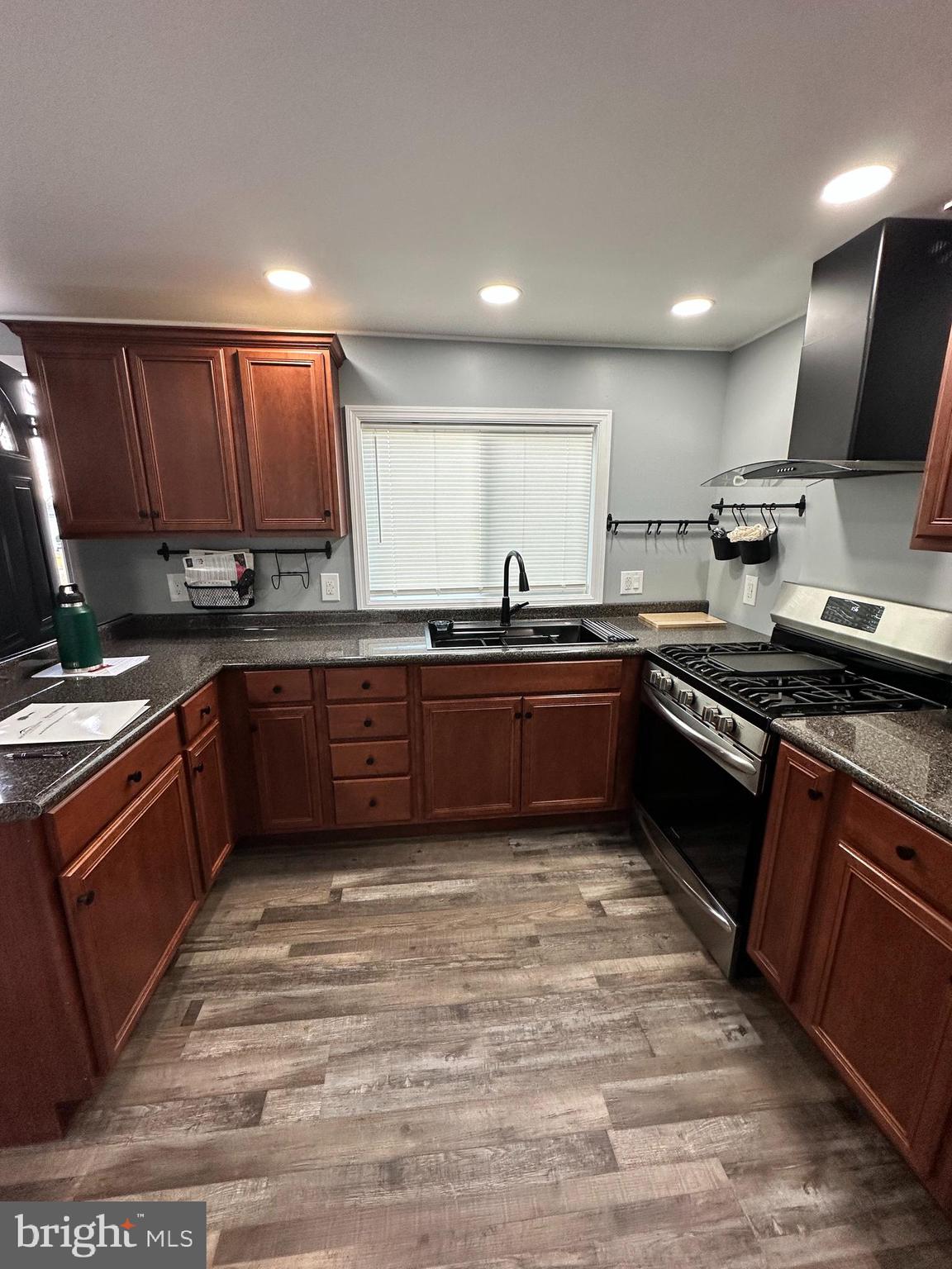 COUNTRY MANOR WEST - Residential