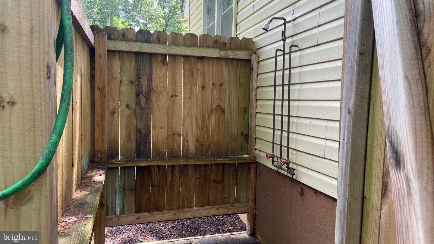 WEST LAUREL ACRES - Residential Lease