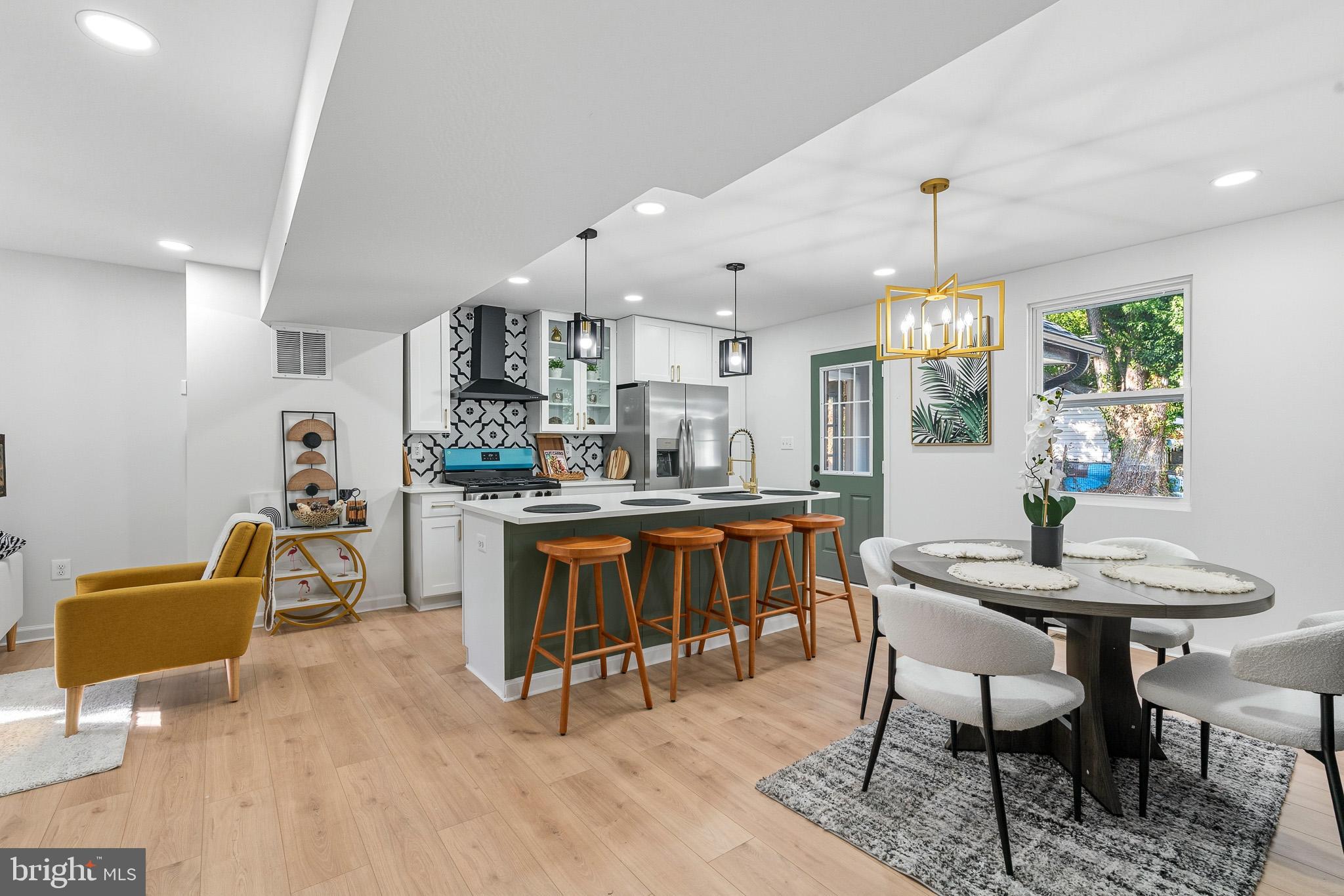 CASTLE MANOR - Residential