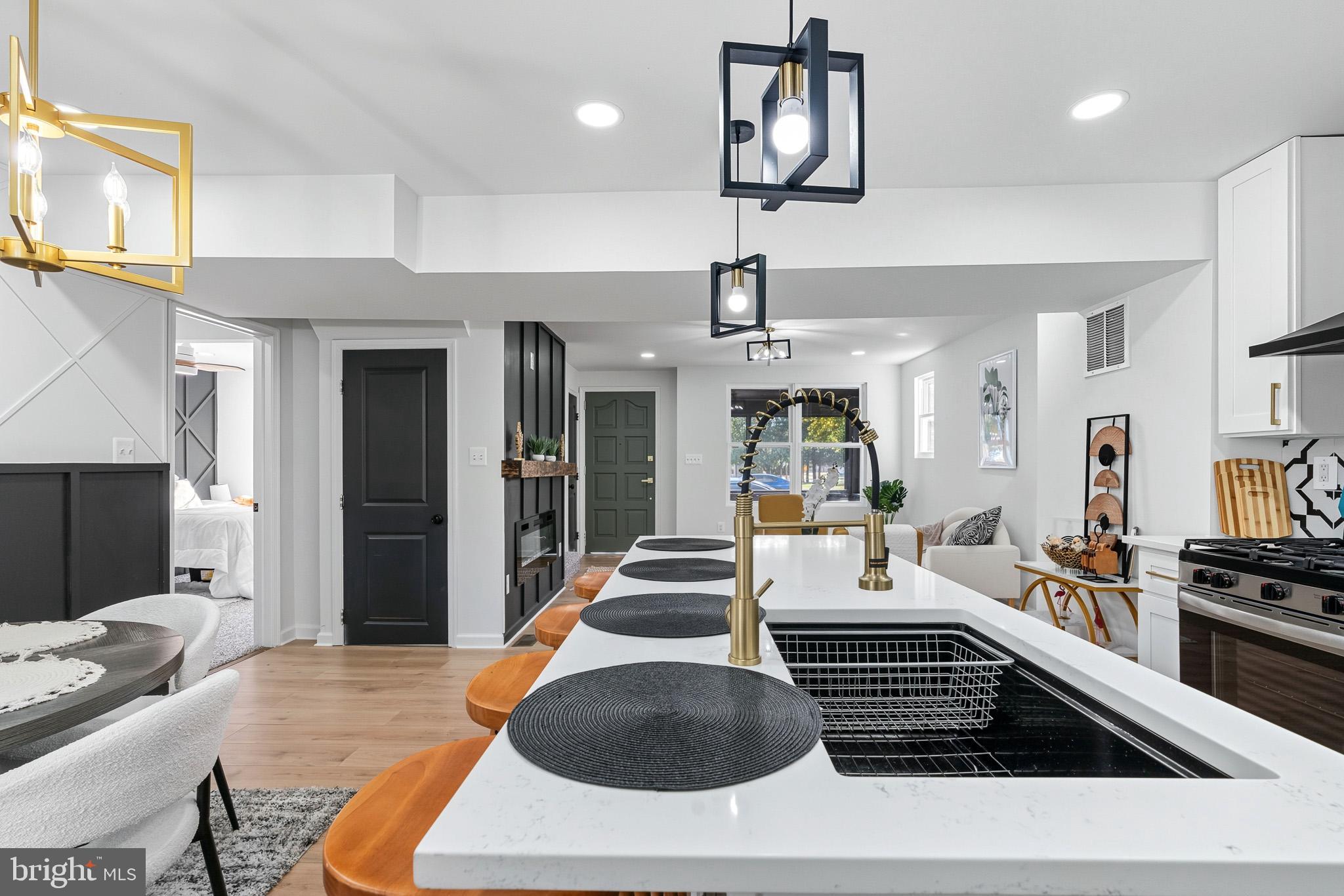 CASTLE MANOR - Residential