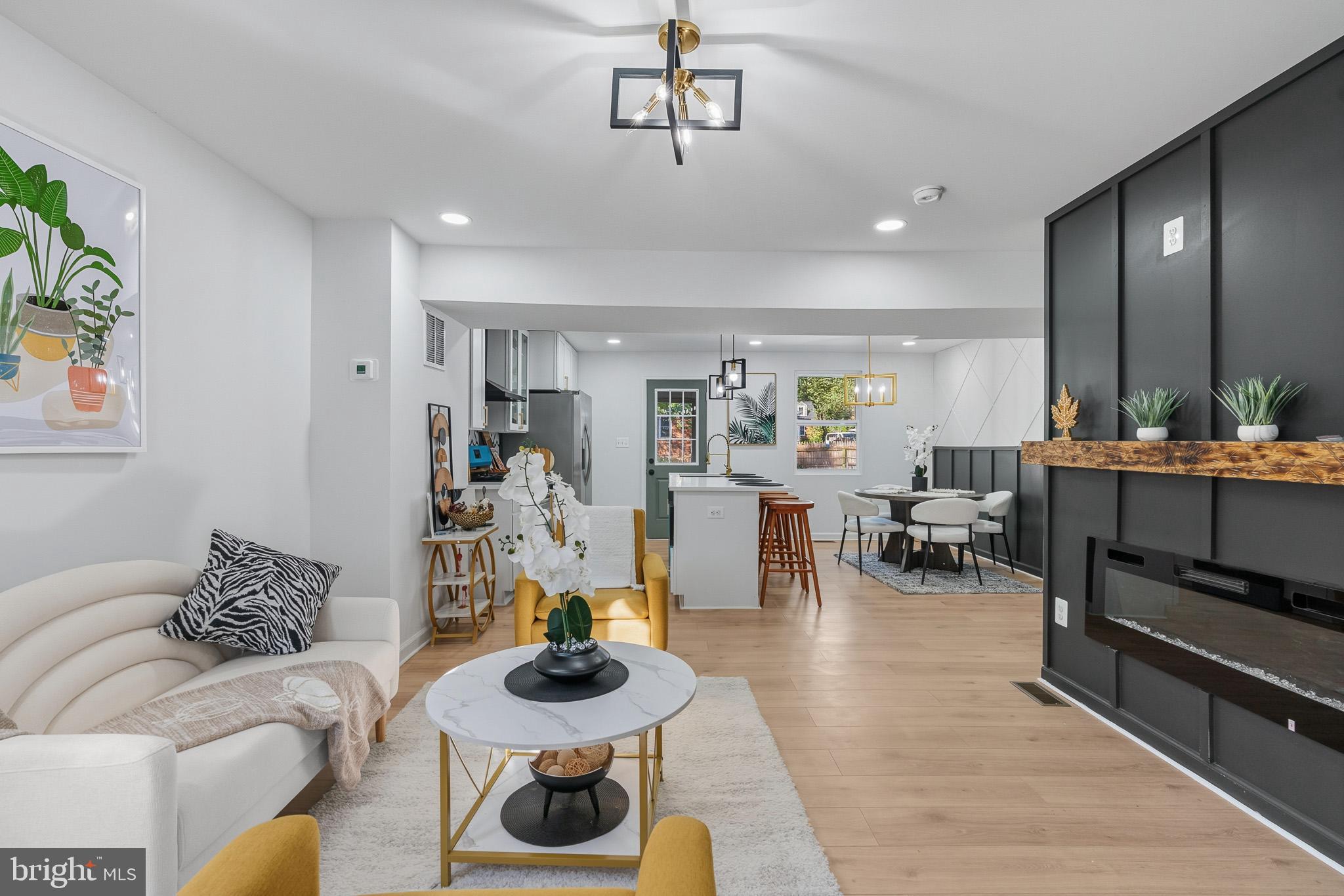 CASTLE MANOR - Residential