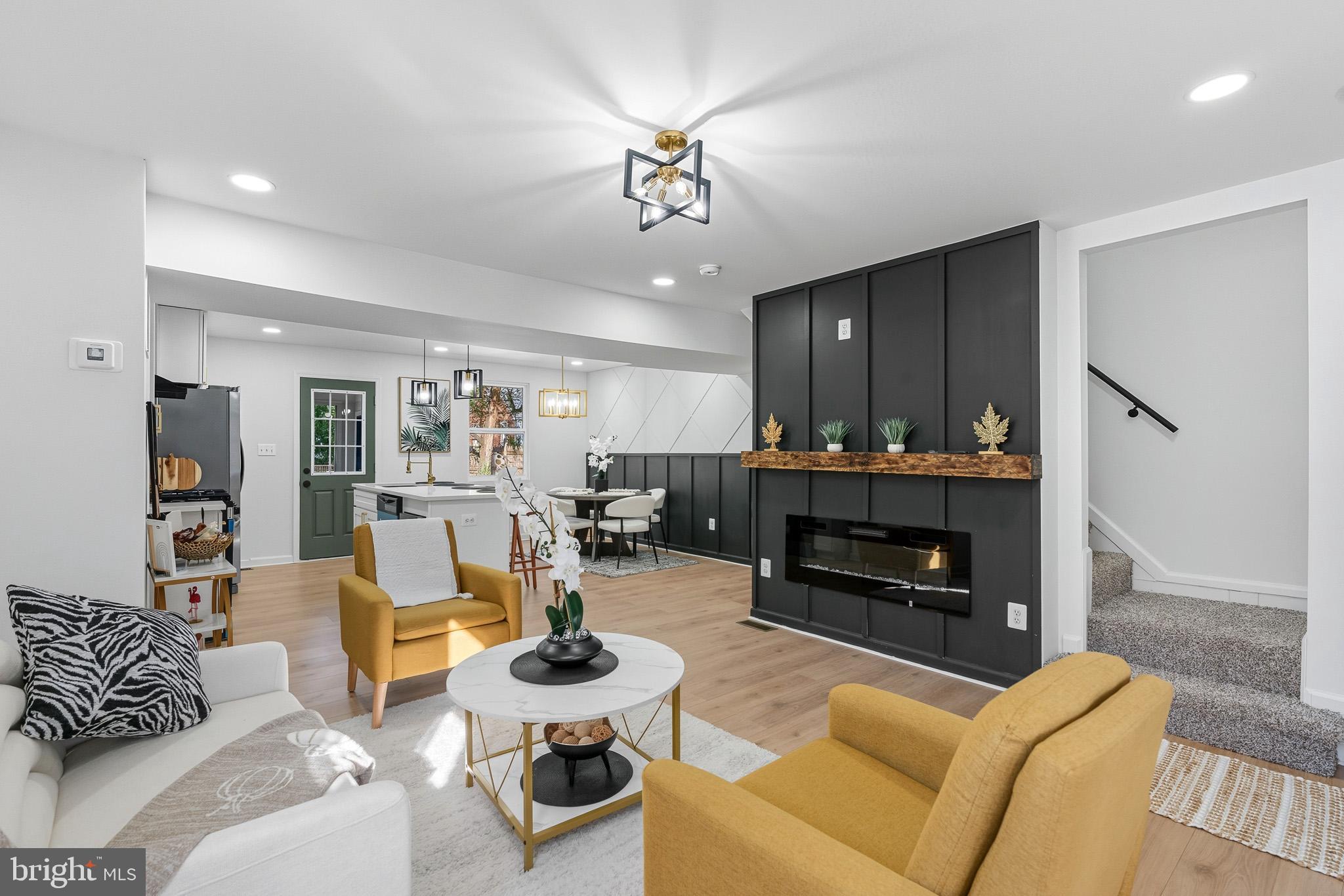 CASTLE MANOR - Residential