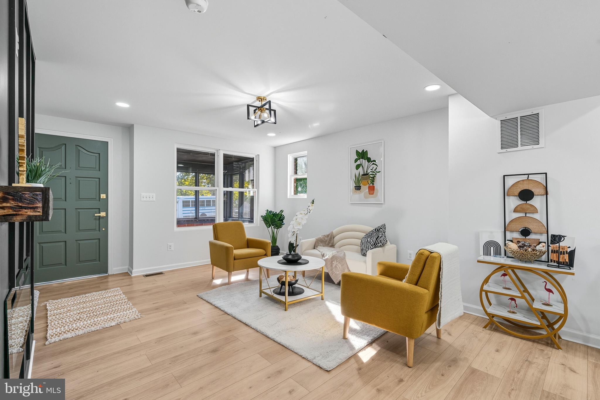 CASTLE MANOR - Residential