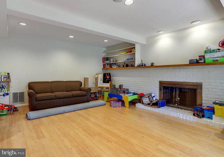 REGENCY ESTATES - Residential Lease