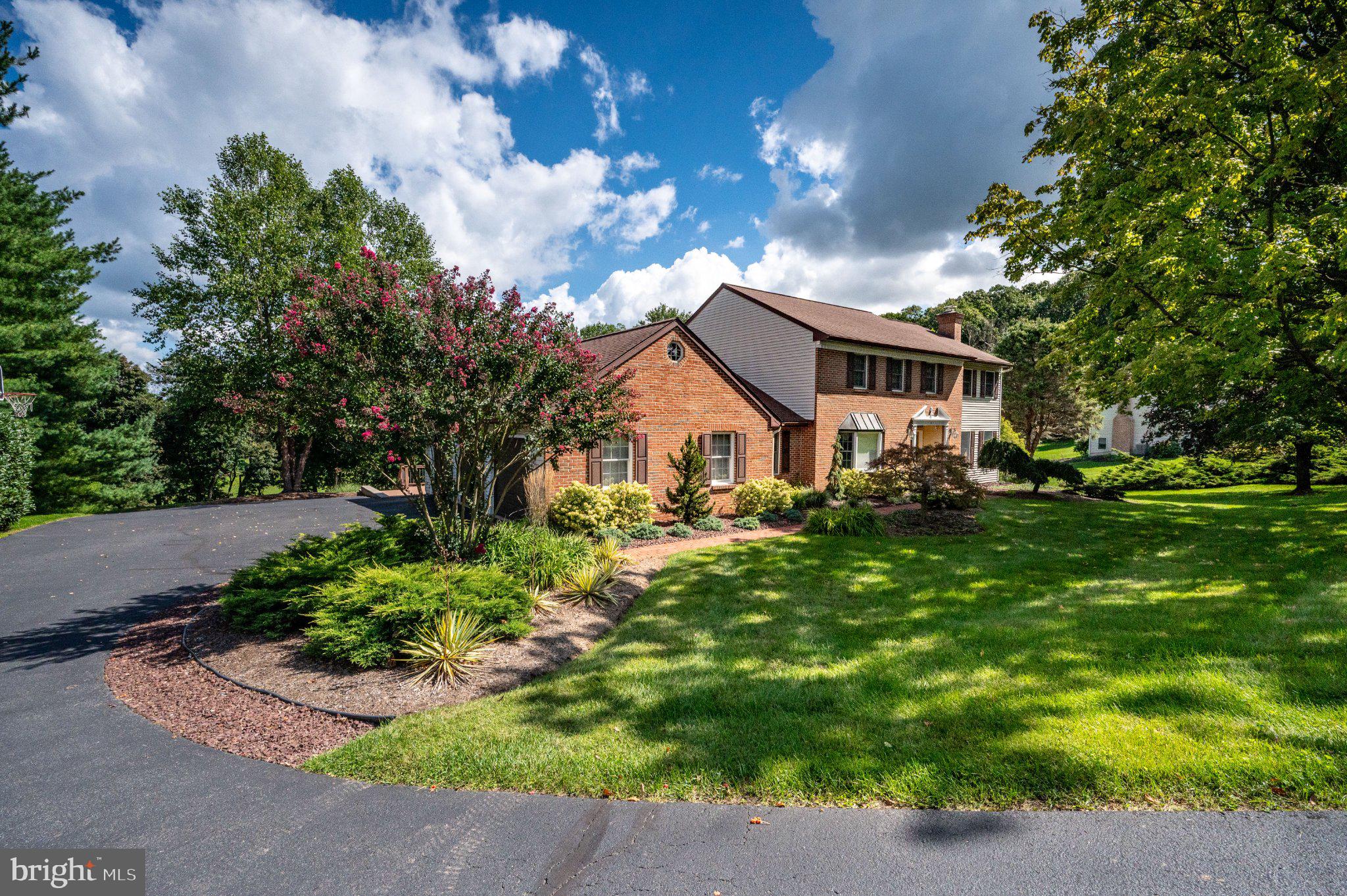 4 GLEN HOLLOW COURT
