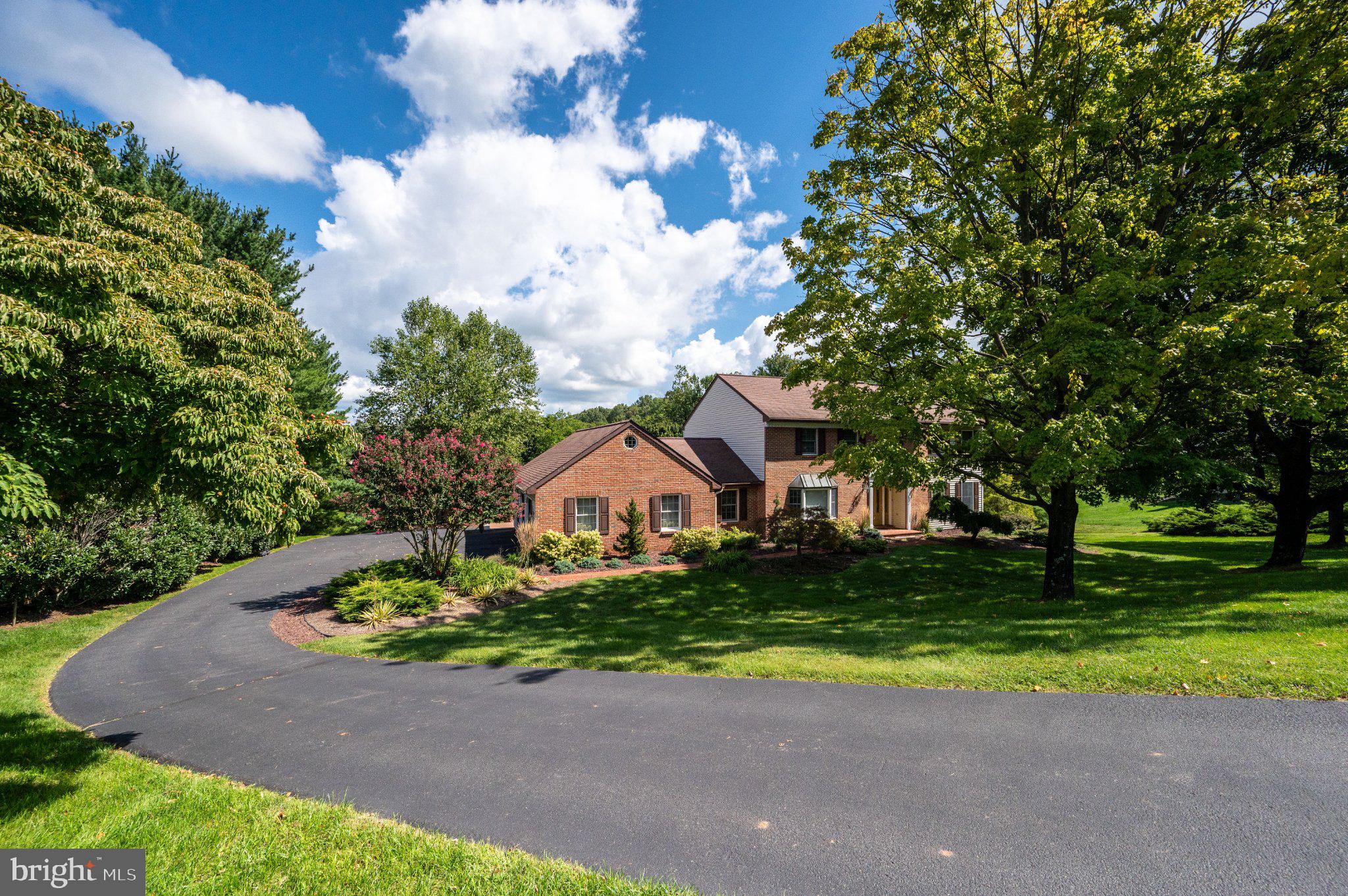 4 GLEN HOLLOW COURT