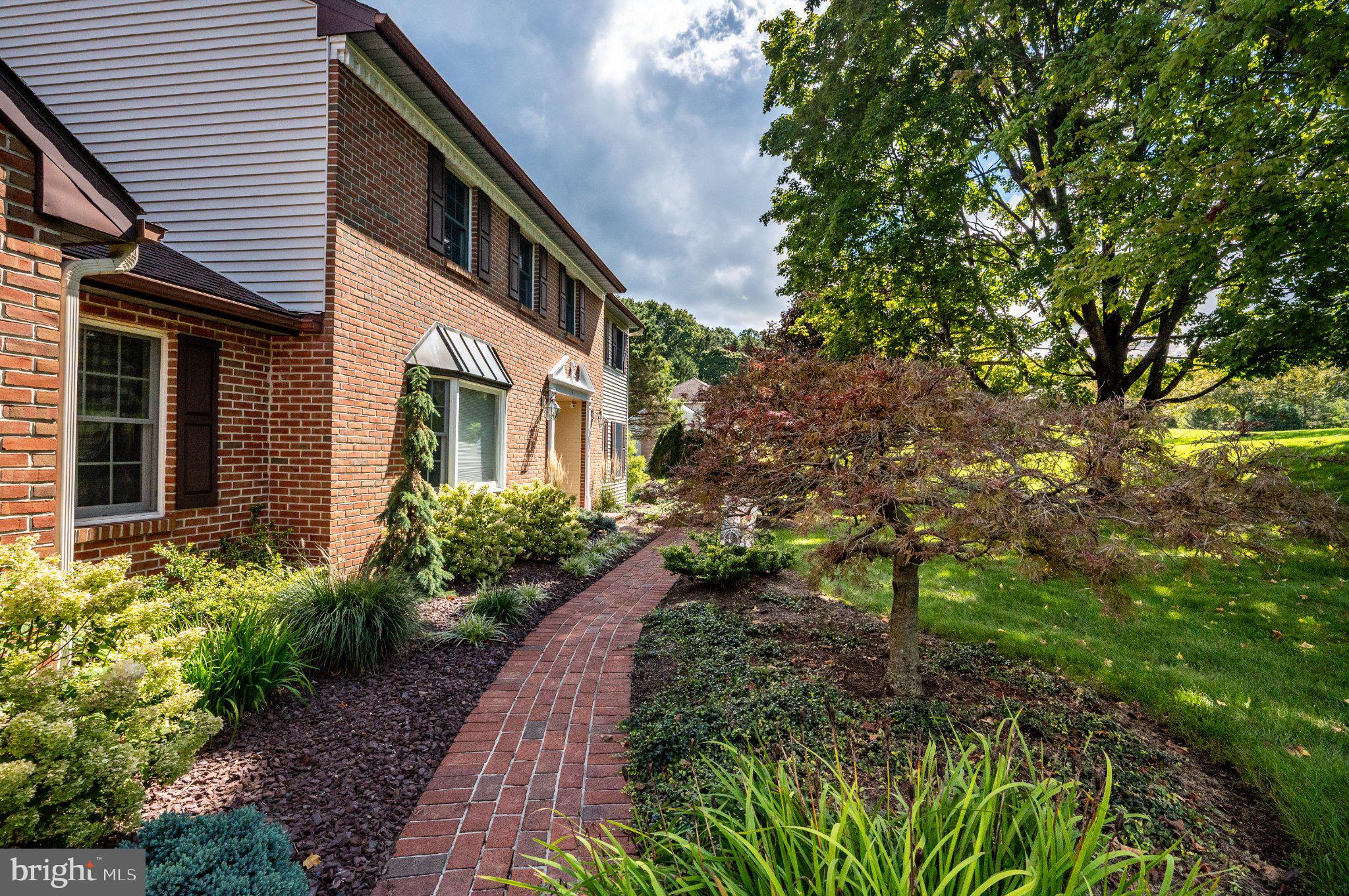 4 GLEN HOLLOW COURT