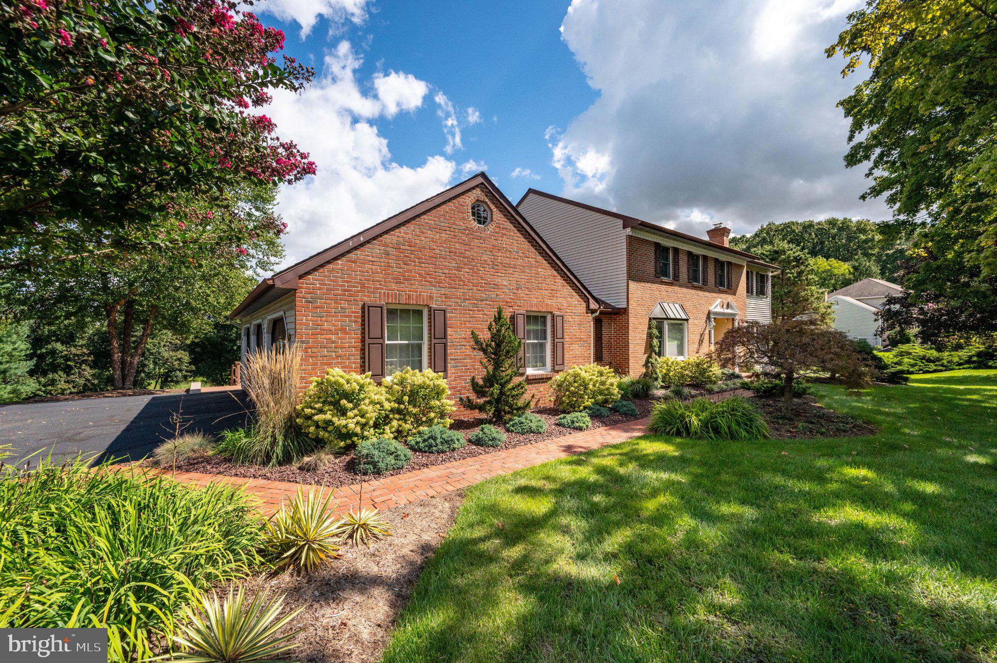 4 GLEN HOLLOW COURT