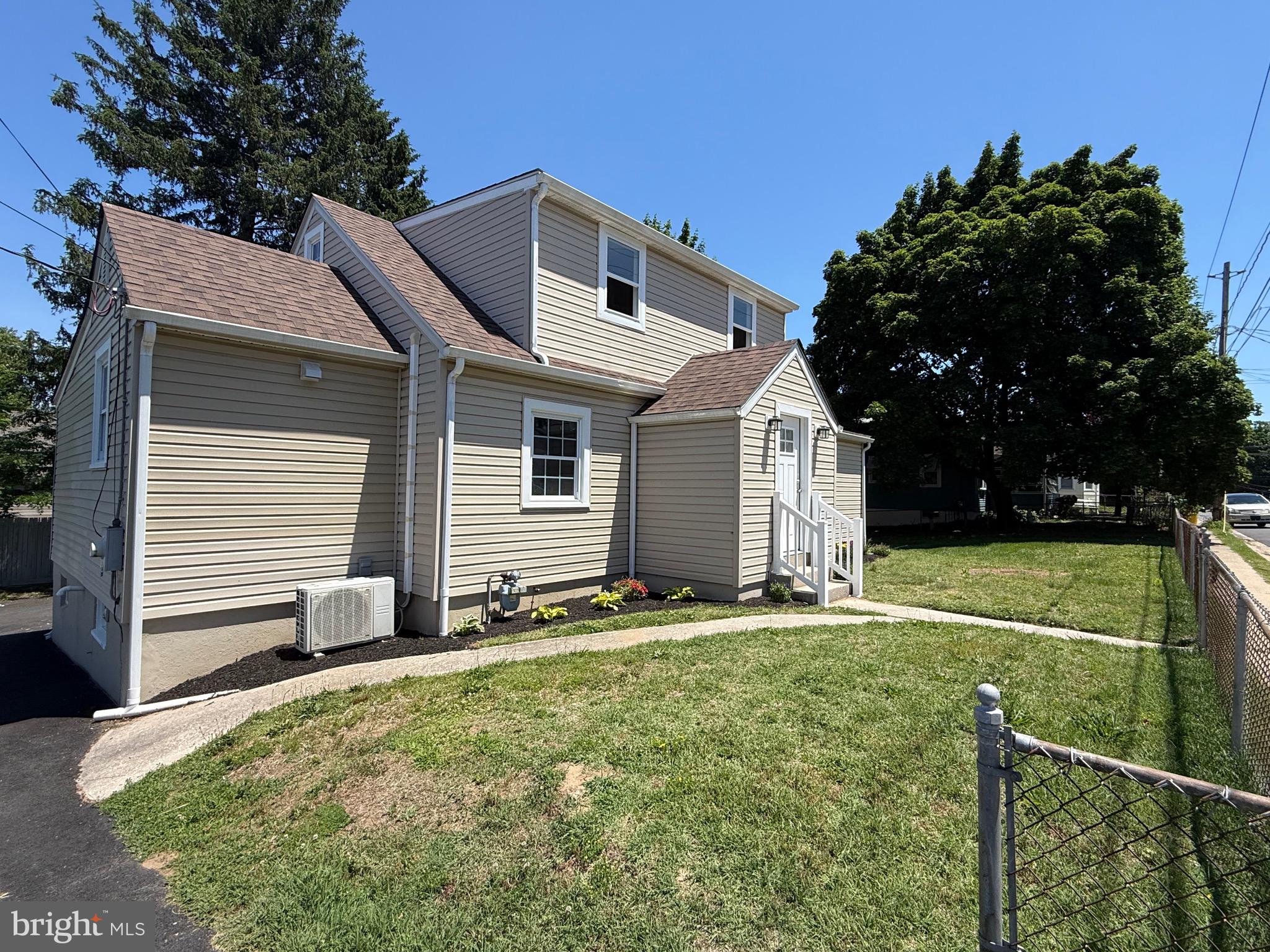 407 W SUMMIT AVENUE