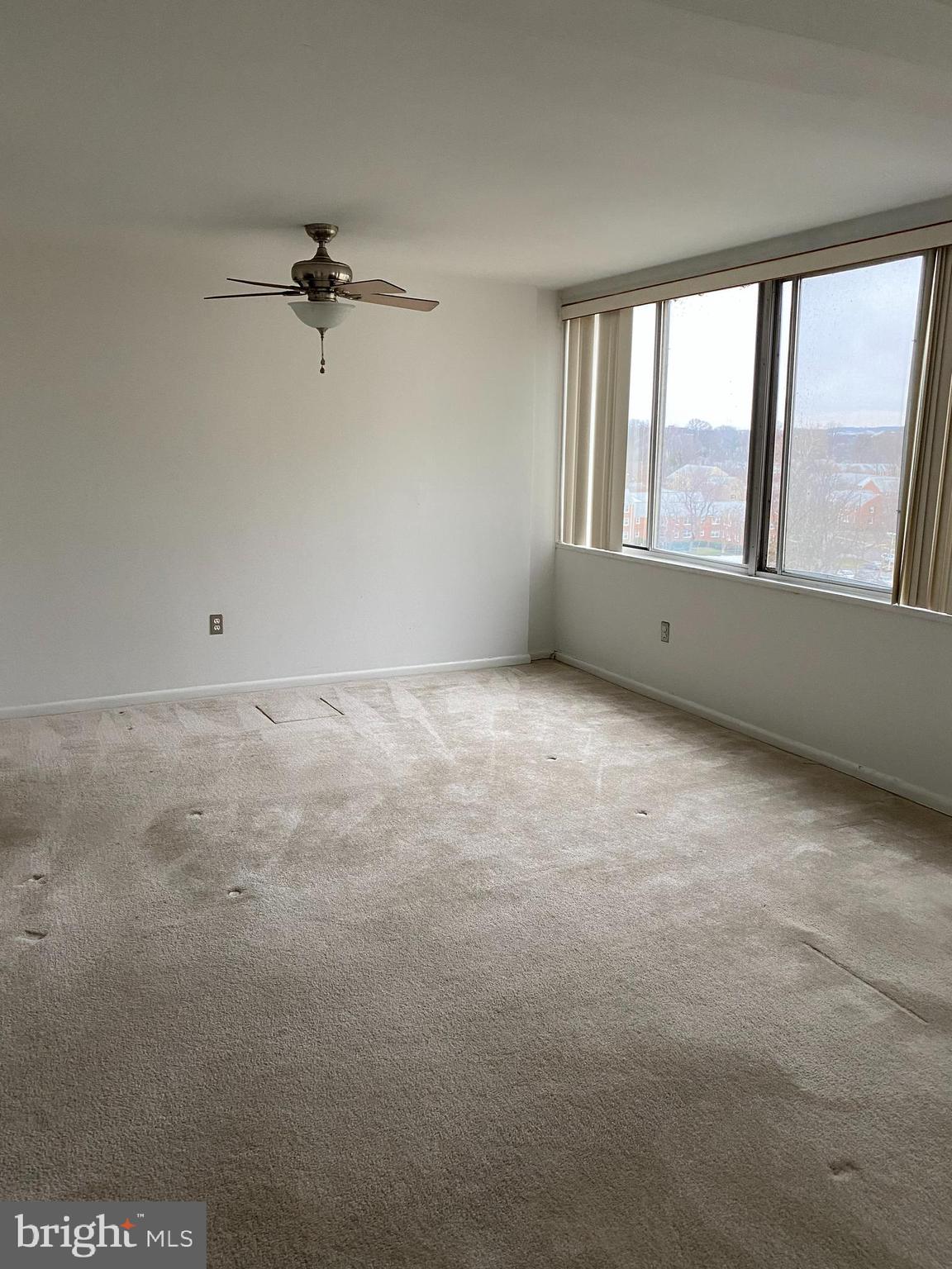 PRICE REDUCED - Please contact an agent to show this property and assist with the application.
Studio apartment, wall to wall carpet, kitchenette, walk-through closet with hanging & storage, large closet in entry hallway, large windows with new blinds.
Unit has been freshly painted and cleaned prior to move-in.
Must have good credit, landlord reference and steady income to apply.
No Pets, No Smoking, Tenant to pay $100 elevator use fee (refundable) and a $200 move-in fee (non-refundable).